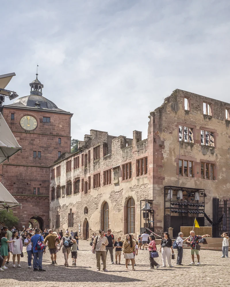Schlosshof und Sandstein